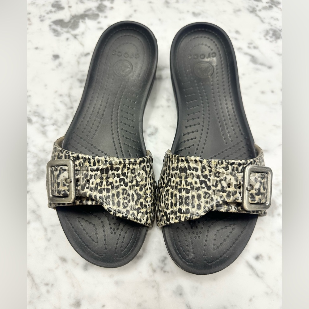 Women’s size 8 crocs with animal print. They no longer make this shoe.